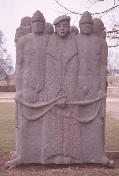 This statue, at Heldrungen, depicts M&uuml;ntzer in captivity.